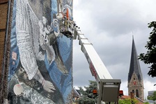 That Sunday, Lula lent a hand to put the finishing touches on this magnificent mural