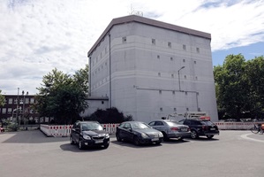 The art object, still naked on 13.7.Unfortunately, these clouds in the sky are not there, which the artist wants to reflect!