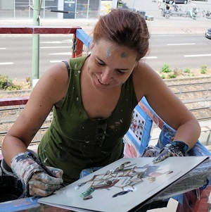 Cinta signs the cover of the group "Tears for Fears", which she designed. My dear friend and photographer Heino is very happy about this!