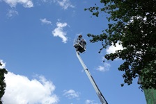 A fellow photographer is being driven to the top. Not for me, even though I'm sure it will be sensational pictures!